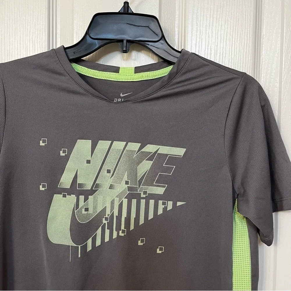 Nike big boys Dri-Fit short sleeve top Size XL